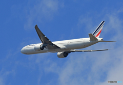 「青が大好き」☀Air France 777-200 F-GSQD離陸です