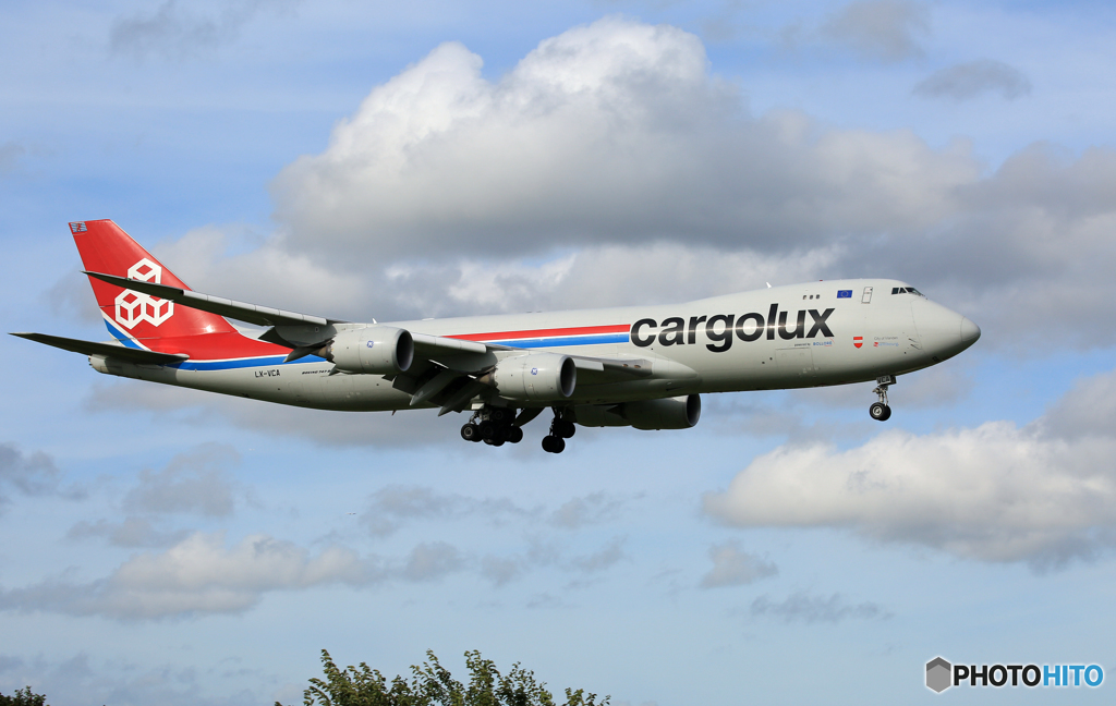 「良い雲」 Carglux 747-8 LX-VCA Landing