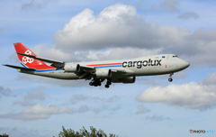 「良い雲」 Carglux 747-8 LX-VCA Landing