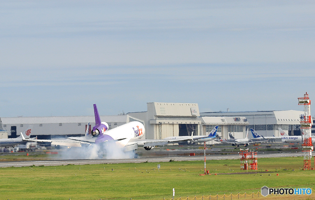 「良い天気」 FedEx MD-11 N572FE 到着