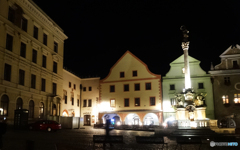 チェコ南部（７９３）夜のチェスキー・クルムロフ広場と明かり　