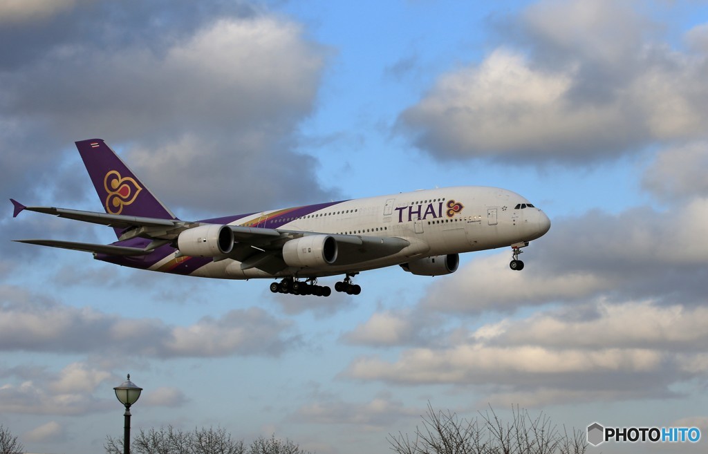 「雨～」THAI A380-841 HS-TUB Landing