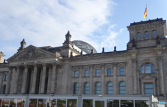 ドイツ（１０２８）ベルリン議事堂と青空　