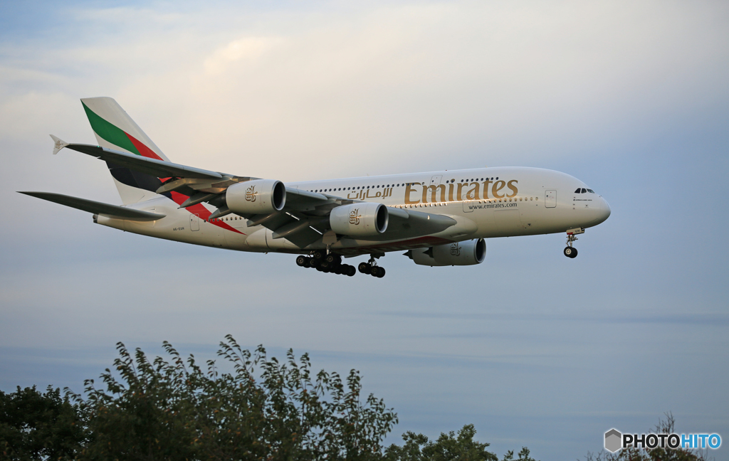 「晴れ」 エミレーツ航空A380-861 A6-EUM着陸します