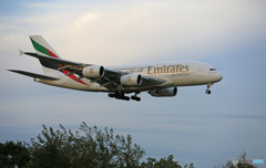 「晴れ」 エミレーツ航空A380-861 A6-EUM着陸します