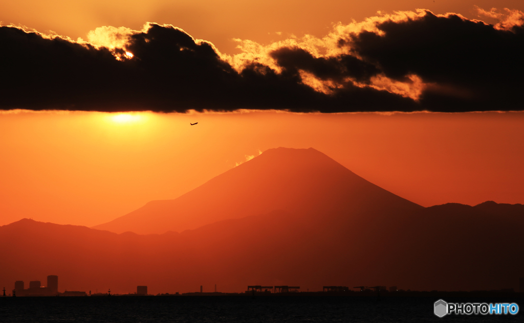 「SKY」富士山の夕暮れに・飛行機を見る