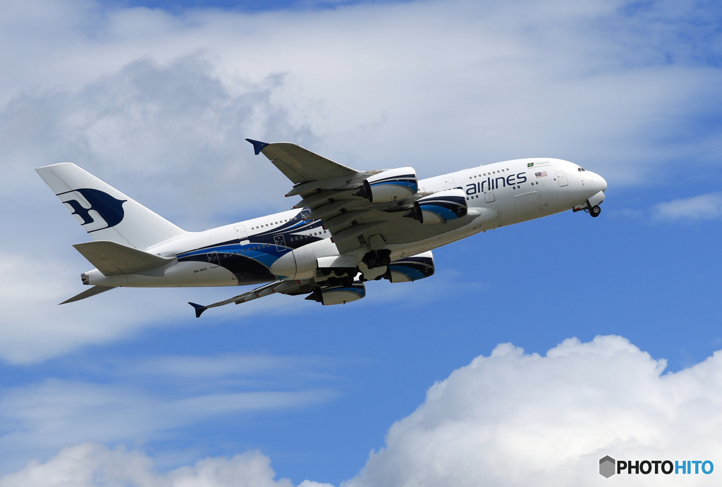 「良い空～」 マレーシア航空 A380-841 飛ぶ