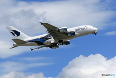 「良い空～」 マレーシア航空 A380-841 飛ぶ