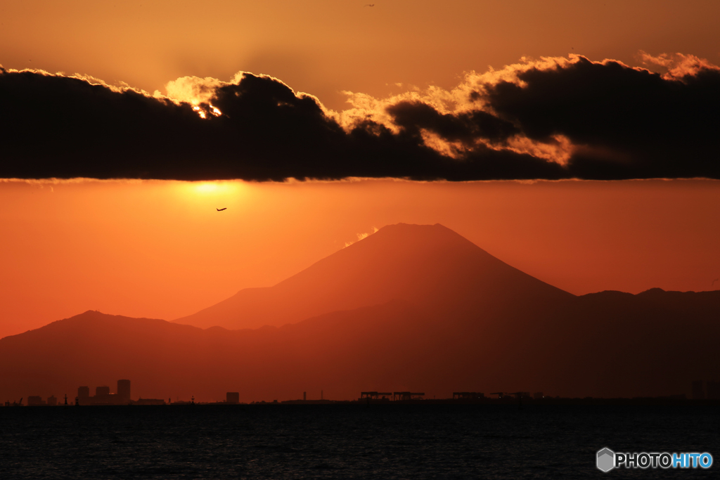 「クール」☮ 富士山と東京湾の夕焼け・飛行機✈