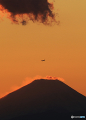東京湾の富士山と飛行機