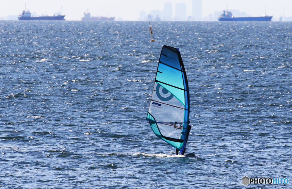 「SKY」ウインドサーフィンとタンカー