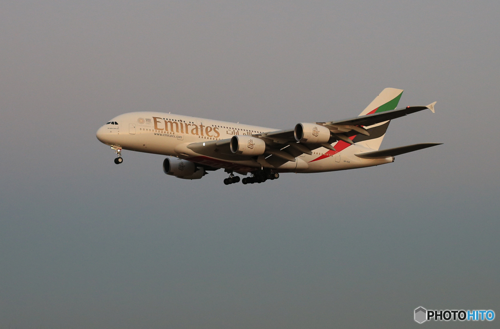 「良い空～」 エミレーツ航空 A380-861 A6-EUE着陸です