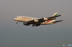 「良い空～」 エミレーツ航空 A380-861 A6-EUE着陸です