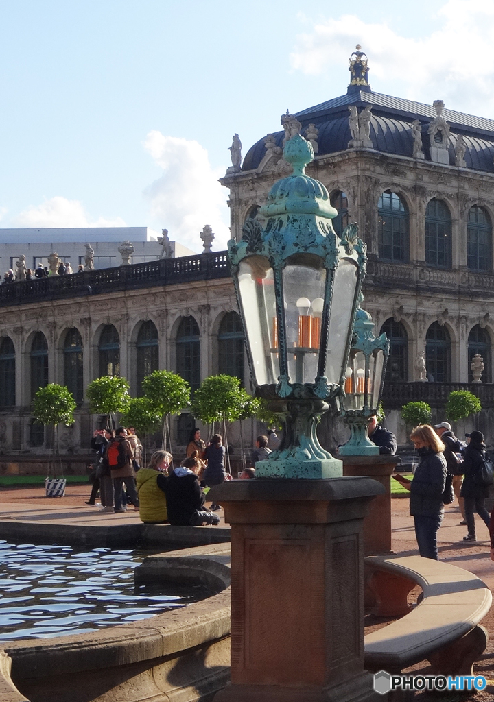 ドイツ　(1270)　ドレスデンの噴水前と空