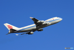 「晴れ」 Air China 747-400 B-2475 飛び立ち