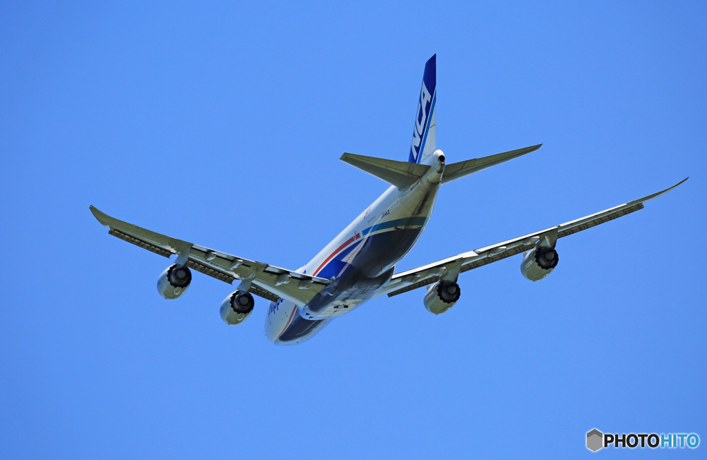 [青い空] NCA 747-8KZF JA14KZ 離陸