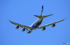 [青い空] NCA 747-8KZF JA14KZ 離陸