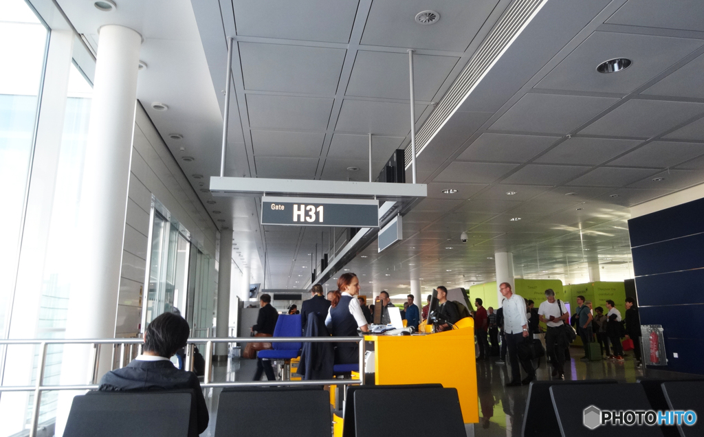 ☮ ミュンヘン国際空港で出発を待つ人　☮
