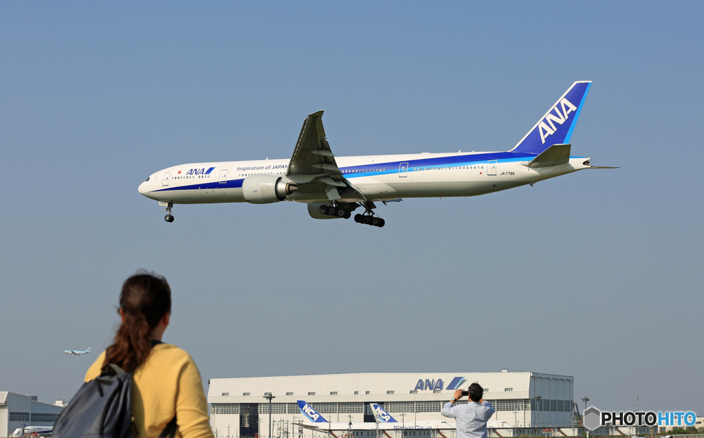 「青空」 ANA 777-381  ダブル着陸します