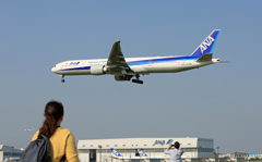 「青空」 ANA 777-381  ダブル着陸します