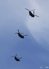 [青い空]  ヘリコプター　チヌーク　CH-47JA x3