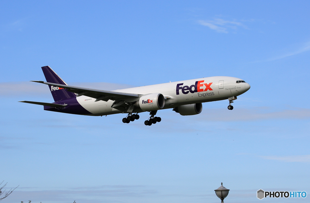 「青い日」 FedEx 777-FS2 N856FD 着陸