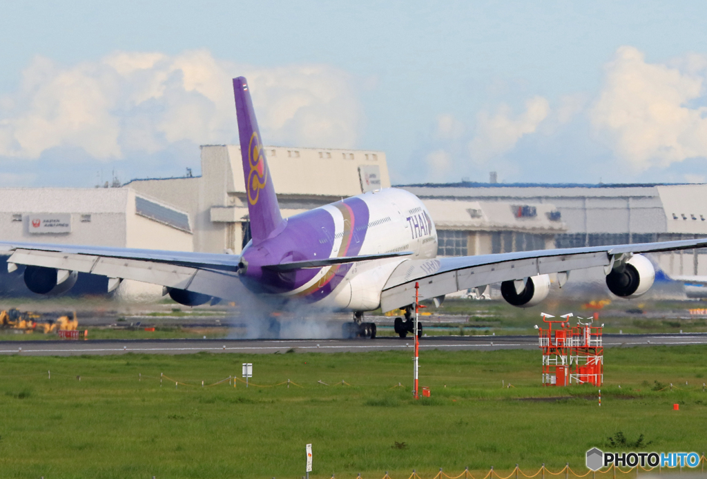 「青が大好き」 THAI A380-841 着陸