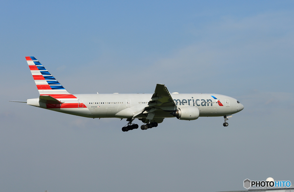 「青が大好き」 American 777-200 N797AN Landing