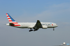 「青が大好き」 American 777-200 N797AN Landing