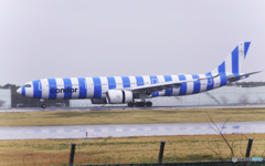 「雨降り」☮ 青パジャマ機・雨でピントを外す ✈来たぁ