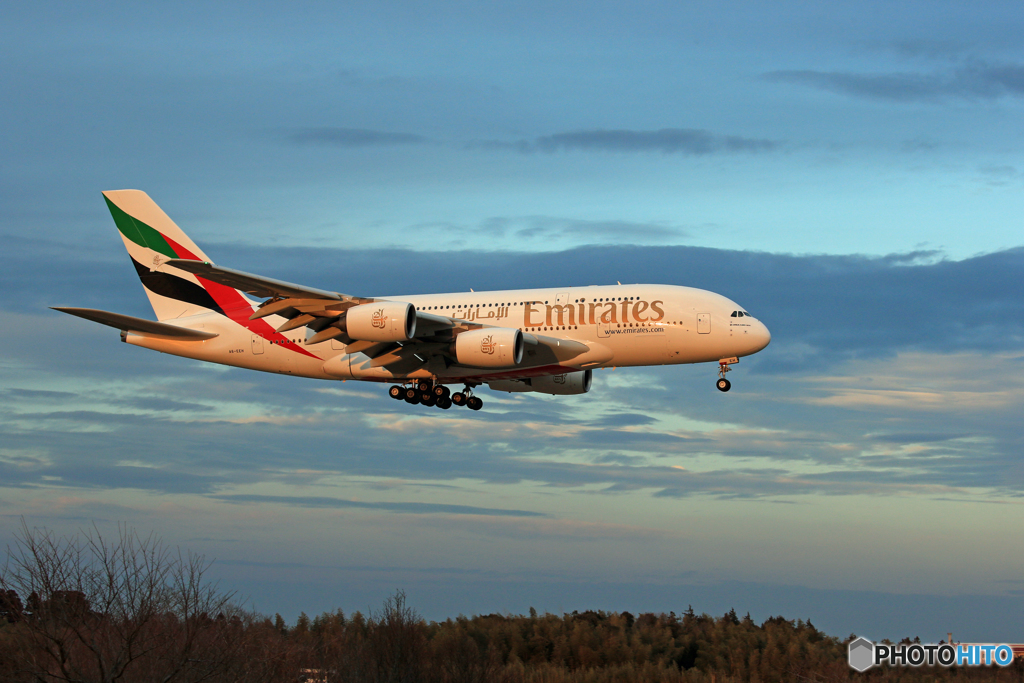 「真青の空」 EMIRATES A380-861 到着です