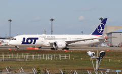 [青い空]LOT ポーランド 787-8 SP-LSD 離陸です