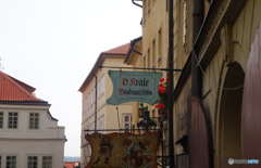 チェコ（６９１）プラハの街並と看板　
