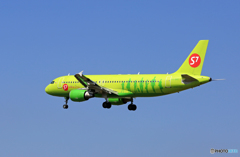 「空色」 S7 航空 A320-214 VQ-BRC 飛行