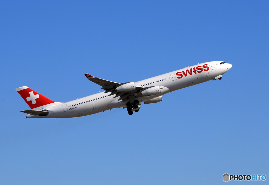 「真青の空」 SWISS A340-313 HB-JMC 離陸