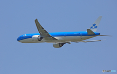「空色」 KLM 777-306 PH-BVU 飛び立ちです