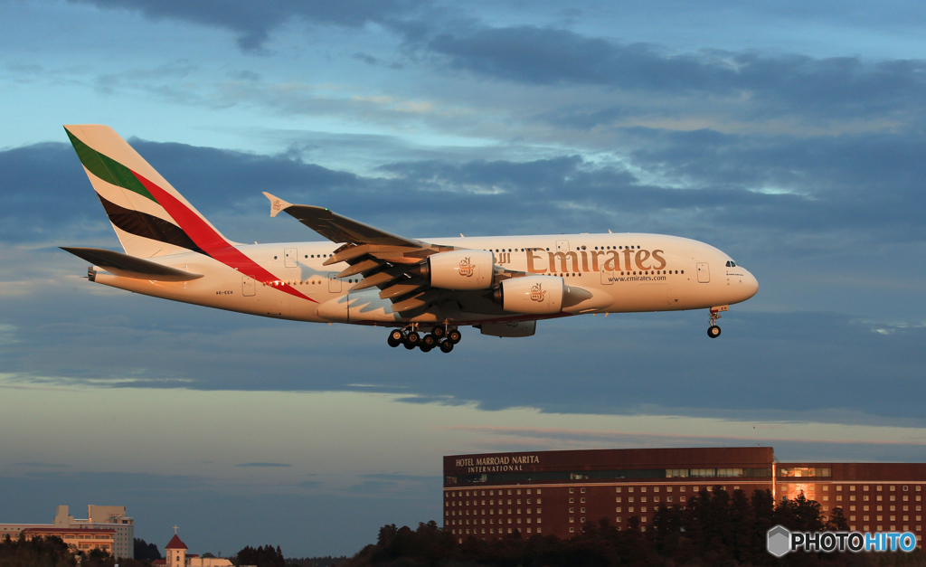 「青い空」が一番 エミレーツ A380-861 到着です