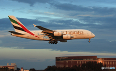 「青い空」が一番 エミレーツ A380-861 到着です