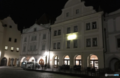 チェコ南部（８５７）チェスキー・クルムロフの夜の広場前　　