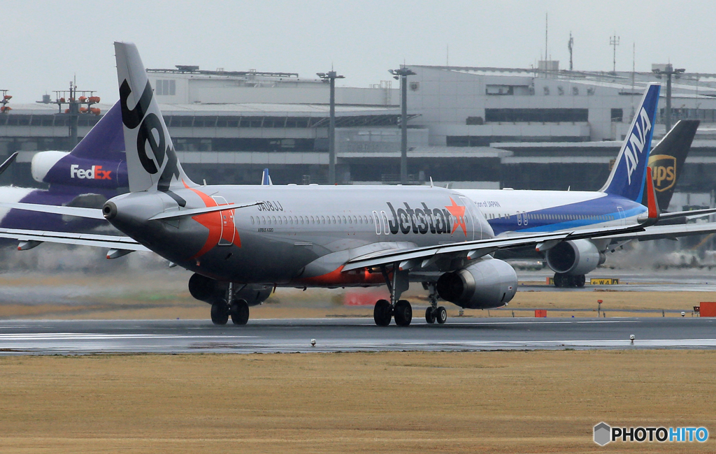 「雨」 Jetstar A320-232 JA08JJ 出発