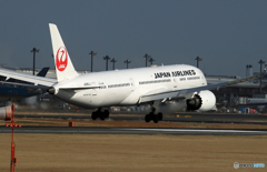 「雨」 JAL 787-9 JA861J 到着