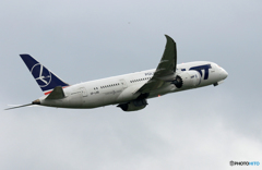 「良い空～」 LOT ポーランド787-8 SP-LRB飛ぶ