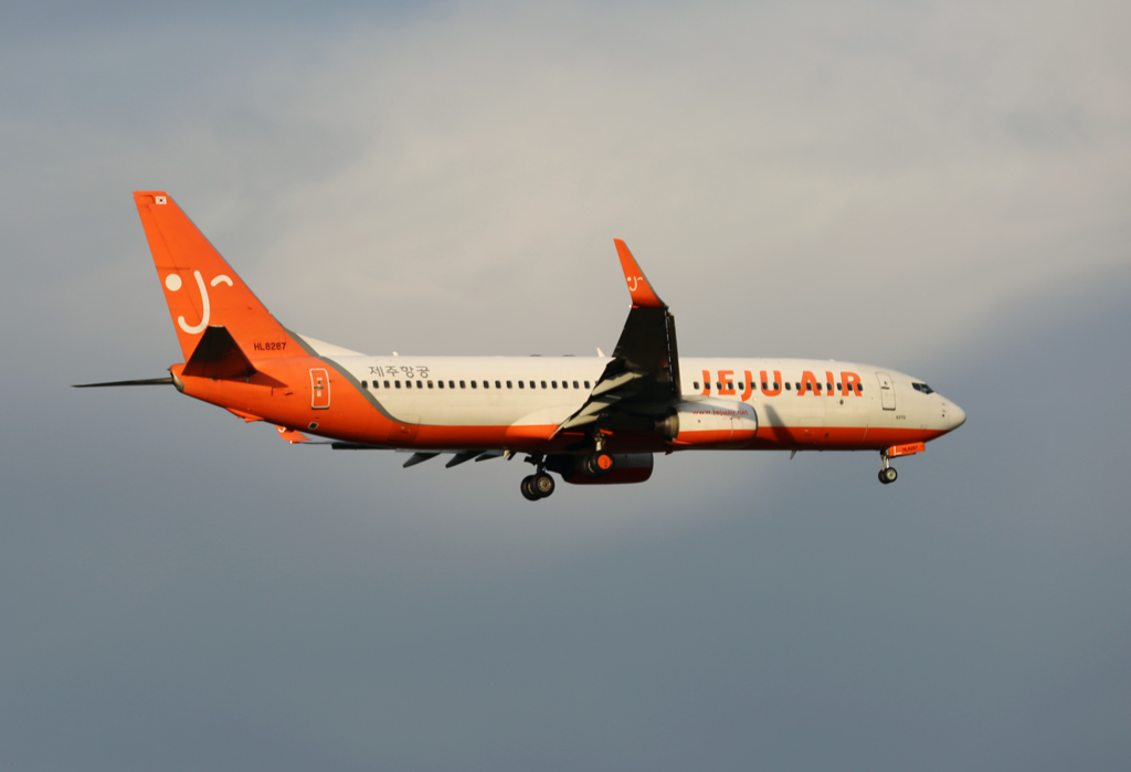 「すかい」 JEJU 737-86N HL8287 着陸します