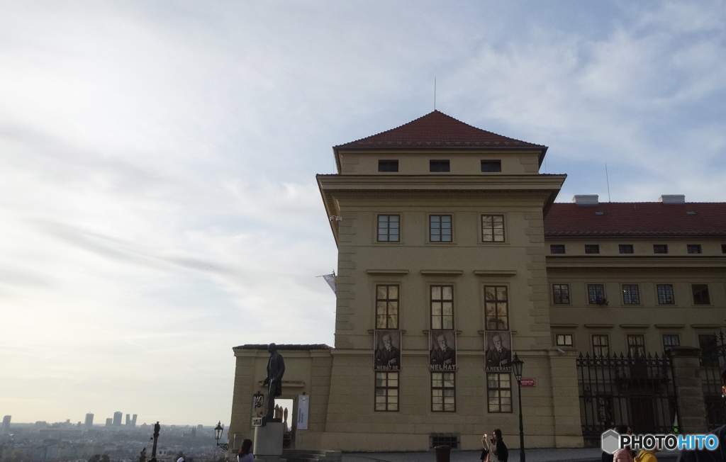 チェコ（９６５）プラハの高台にある・ スターリンの銅像か？