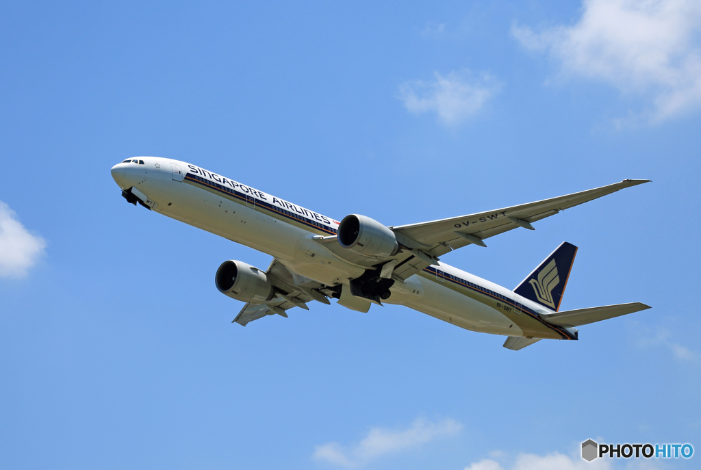 「青空」　Singapore 777-312 9V-SWT 飛行