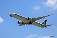 「青空」　Singapore 777-312 9V-SWT 飛行