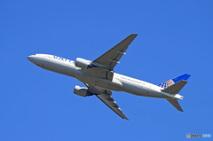 「SKY」 United 777-222 N772UA 離陸