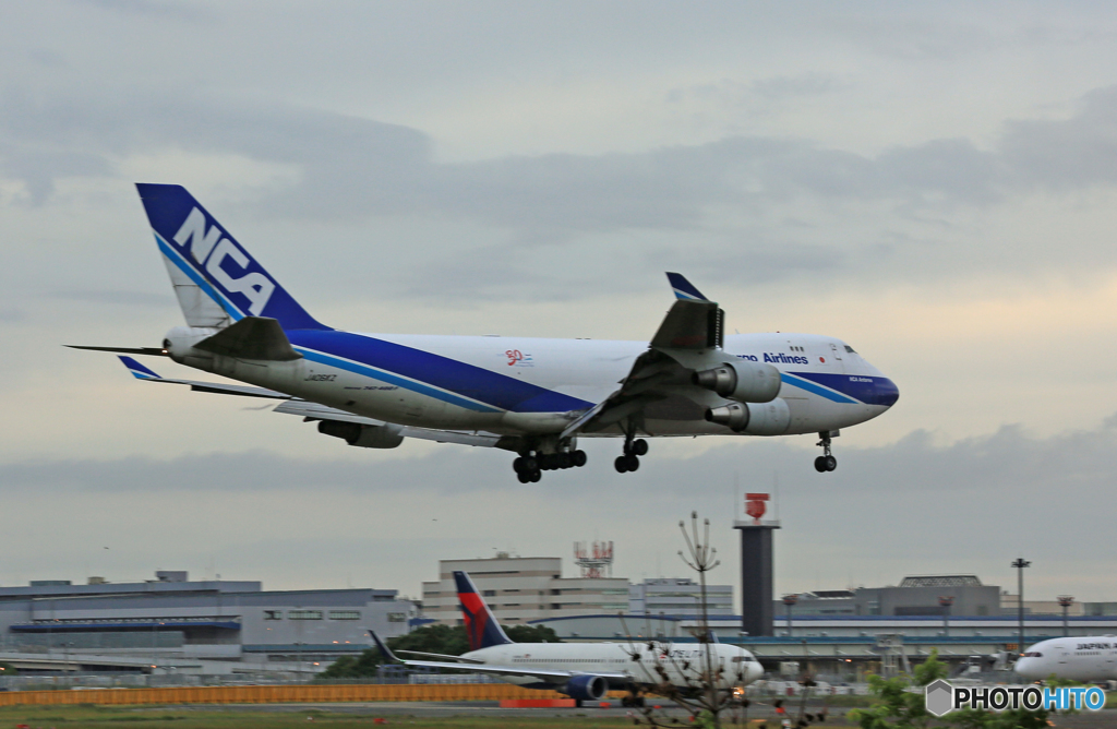 「青色が好き」 NCA 747-400 JA06KZ 着地前