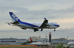 「青色が好き」 NCA 747-400 JA06KZ 着地前