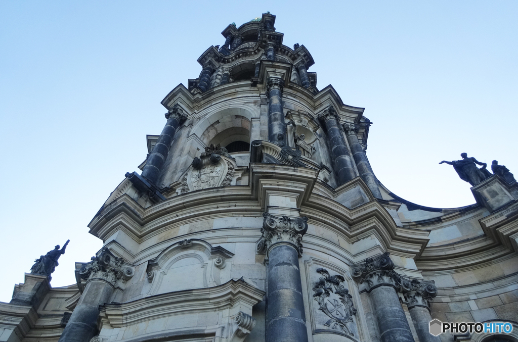 ドイツ　(1287)   ドレスデンの厚い壁と青空